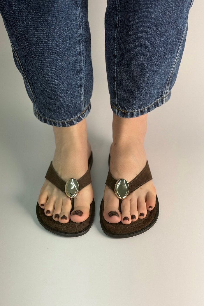 SOL - CHINELO DE DEDO EM COURO CAMURÇA CAFÉ