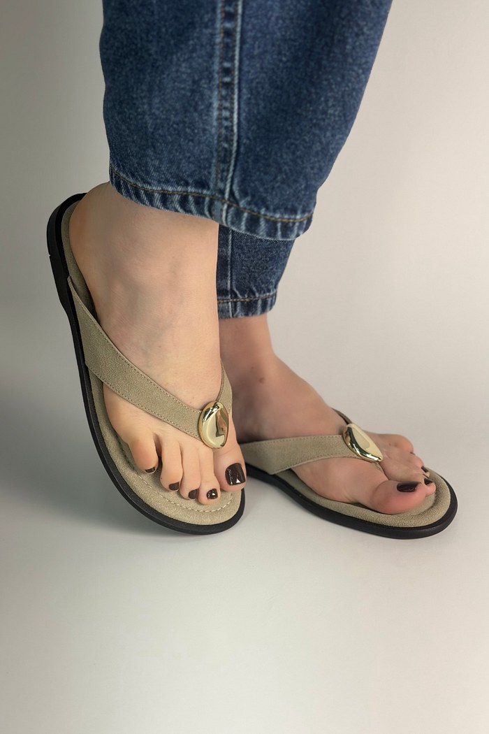 SOL - CHINELO DE DEDO EM COURO CAMURÇA MARFIM