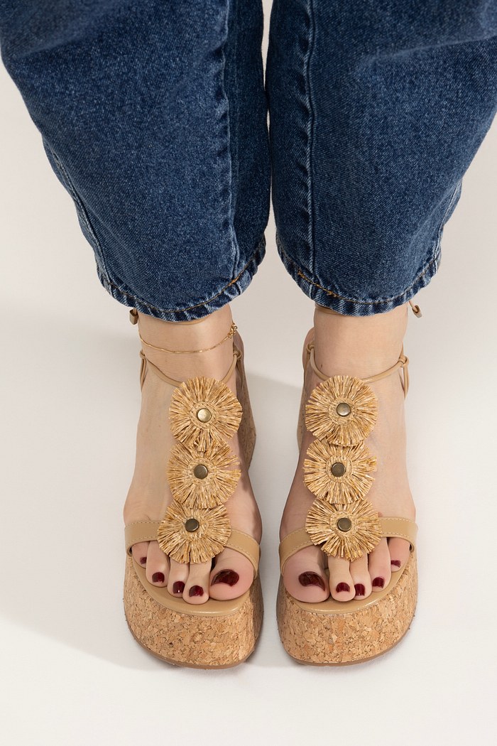 CARAÍVA – SANDÁLIA PLATAFORMA DE CORTIÇA COM FLORES EM PALHA TRIGO