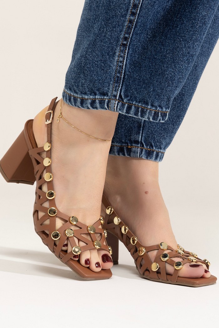 SORAIA - SANDÁLIA COURO COM TACHAS DOURADA CARAMELO