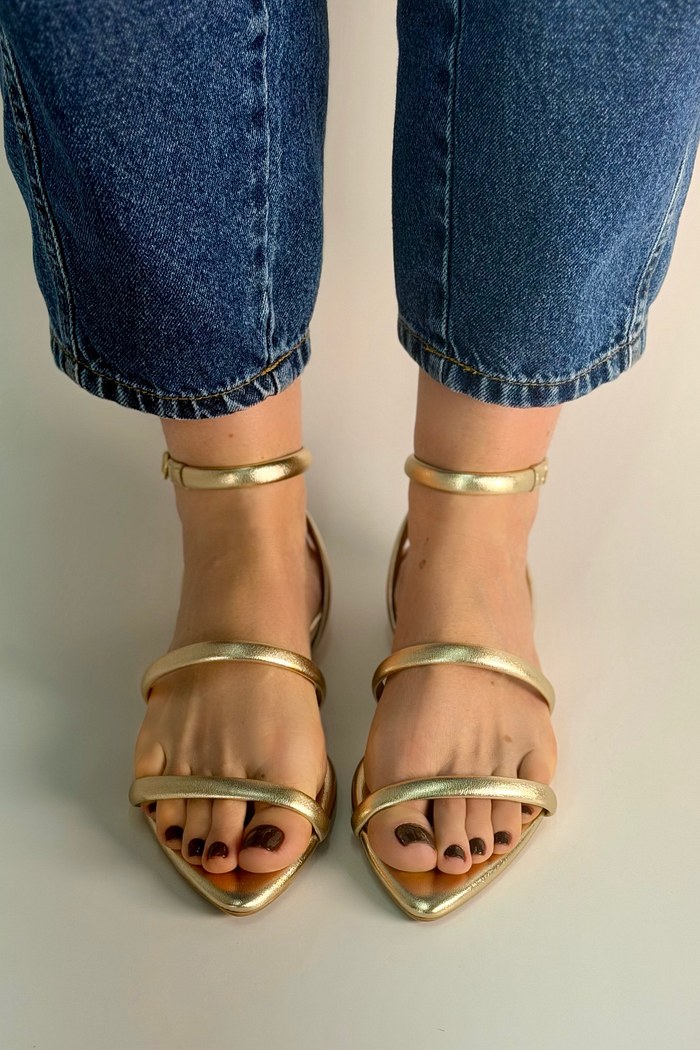 NESSA - SANDÁLIA DE TIRAS COM BICO FOLHA DOURADA