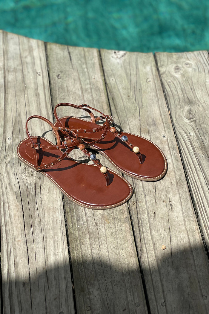 PIPA - FLAT SANDÁLIA CARAMELO COM PEDRAS COLORIDAS