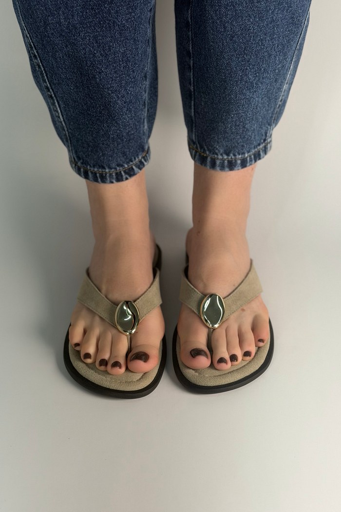 SOL - CHINELO DE DEDO EM COURO CAMURÇA MARFIM