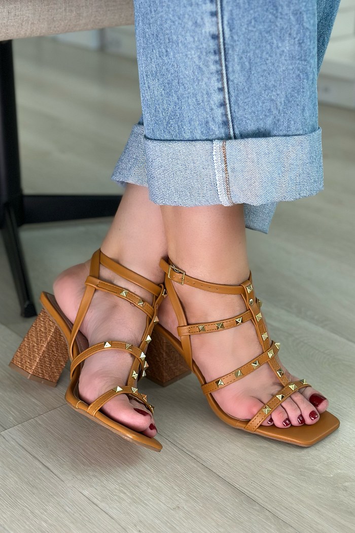 ÉRICA - SANDÁLIA SPIKES CARAMELO