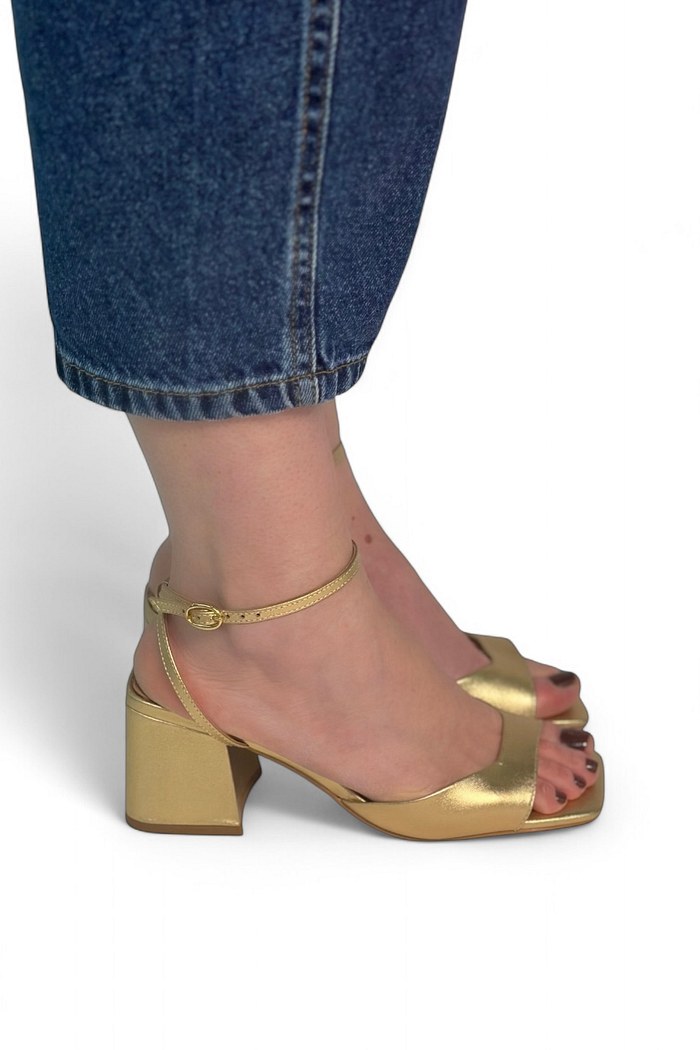 ANNE - SANDÁLIA CÁSSICA DOURADA