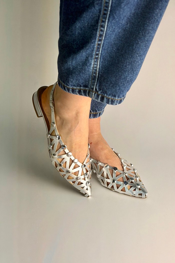 SAVINA - SAPATILHA SLINGBACK COURO COM TACHAS PRATEADA