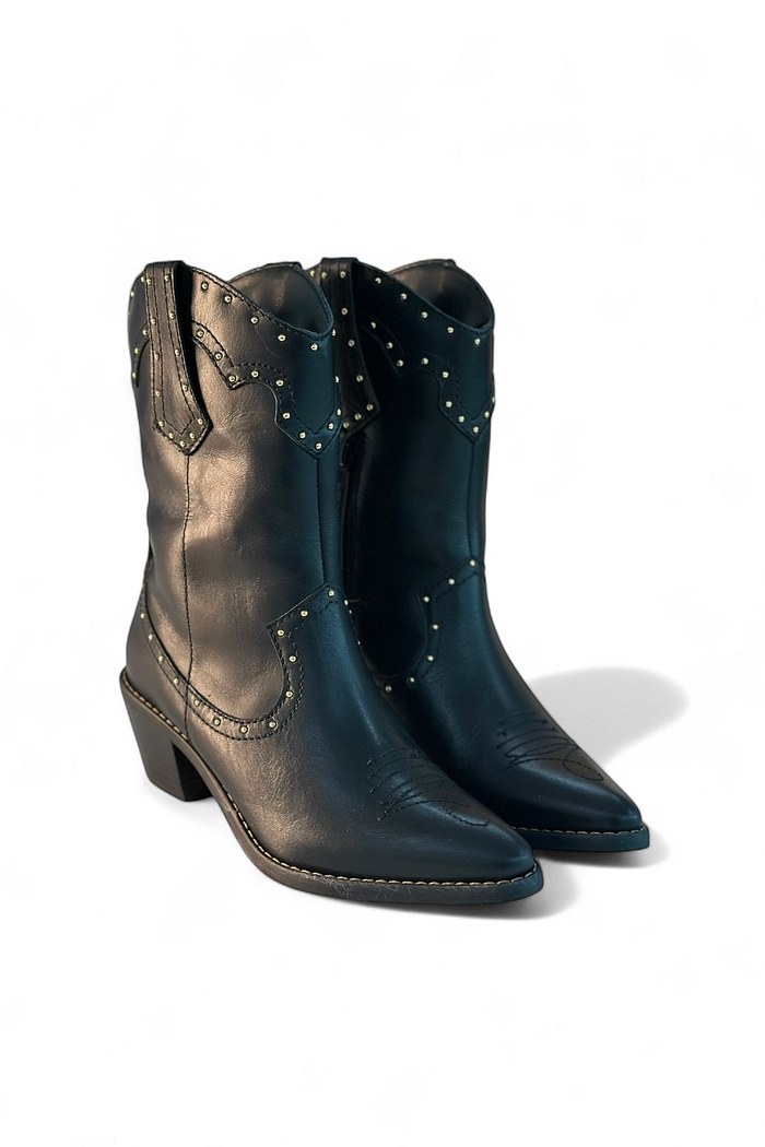 SELENA - BOTA COURO COM PESPONTOS E TACHAS PRETA