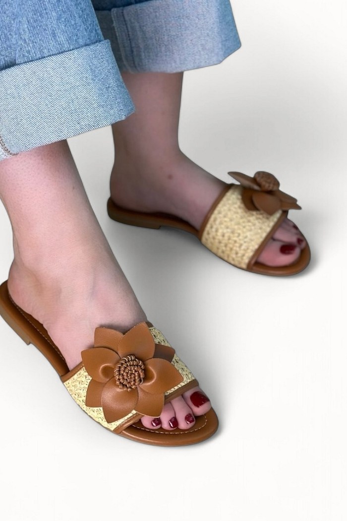 BRENDA – FLAT RASTEIRA FLOR CARAMELO