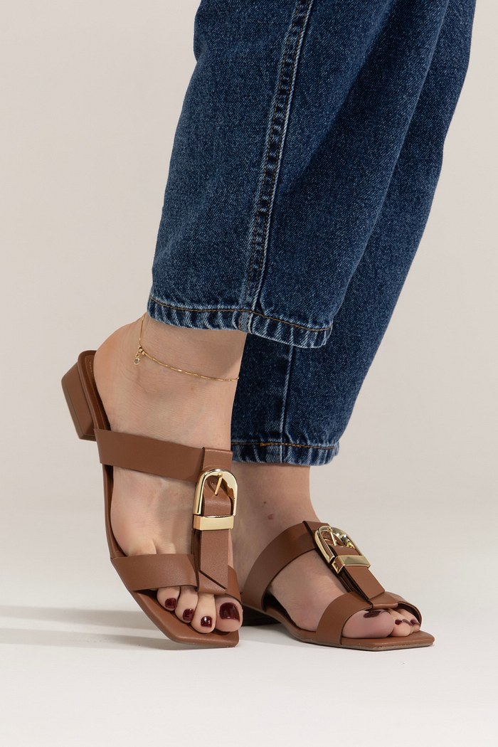 CLARITA - TAMANCO SALTO BAIXO COM FIVELA CARAMELO