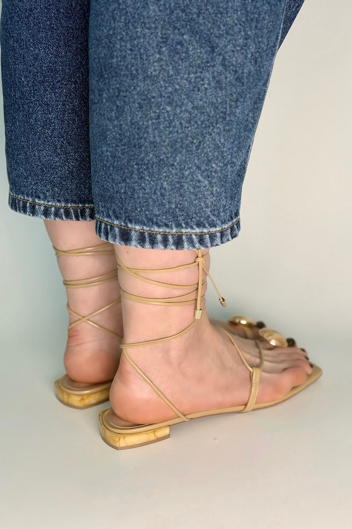 PILLAR - SANDÁLIA FLAT COM DETALHES EM PEDRA NUDE