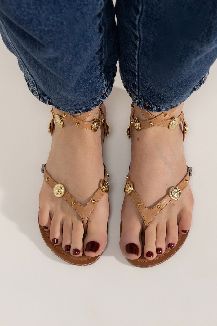 DUDA - FLAT RASTEIRA DE DEDO COM MEDALHAS CARAMELO