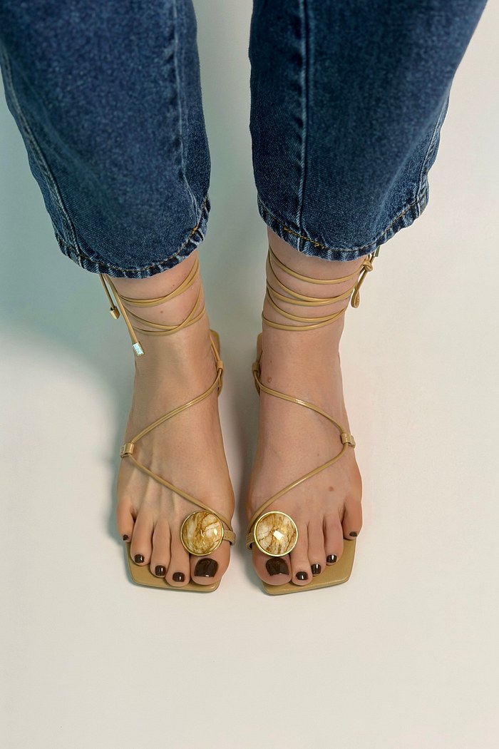 PILLAR - SANDÁLIA FLAT COM DETALHES EM PEDRA NUDE