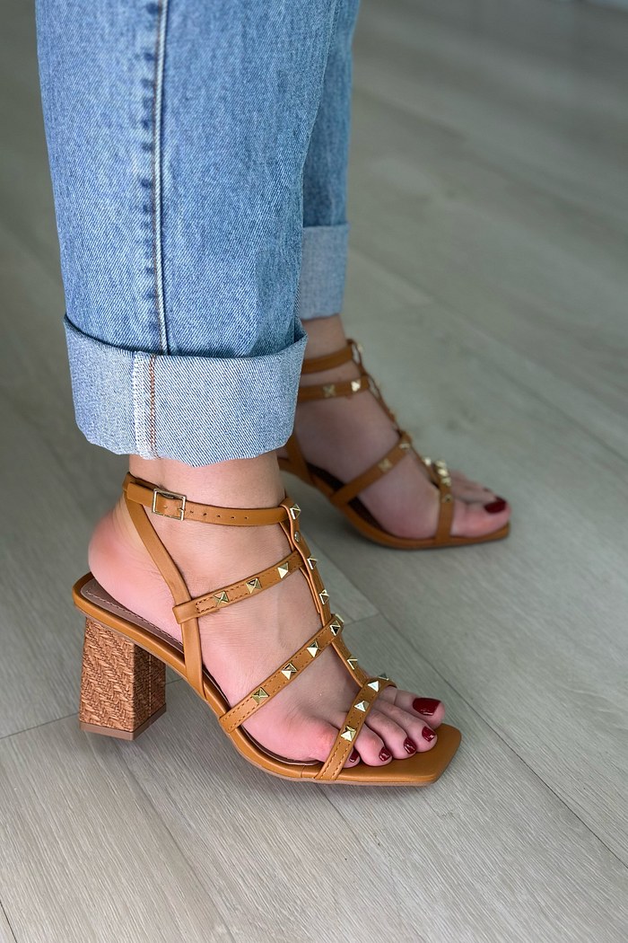 ÉRICA - SANDÁLIA SPIKES CARAMELO