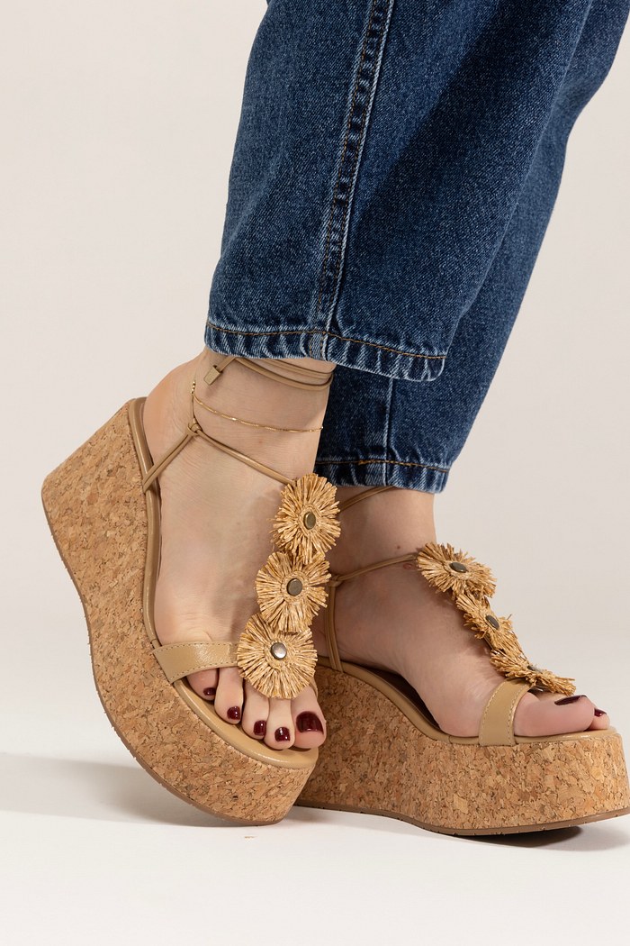 CARAÍVA – SANDÁLIA PLATAFORMA DE CORTIÇA COM FLORES EM PALHA TRIGO