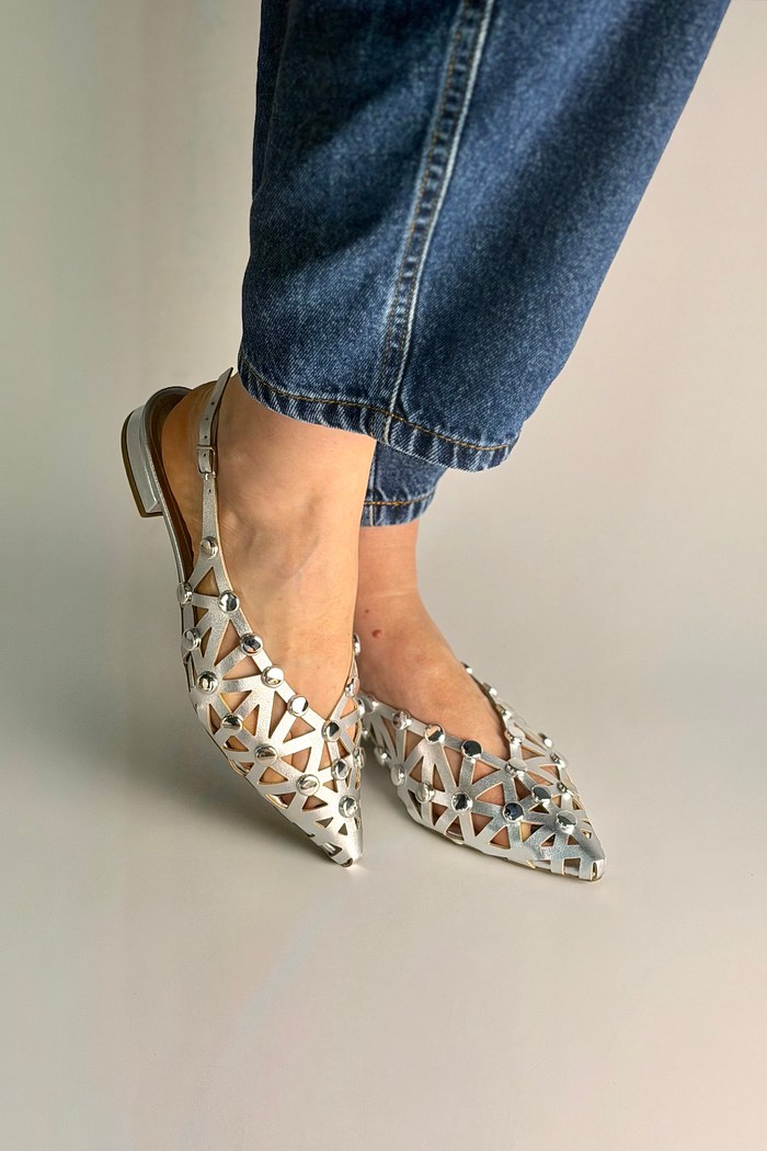 SAVINA - SAPATILHA SLINGBACK COURO COM TACHAS PRATEADA