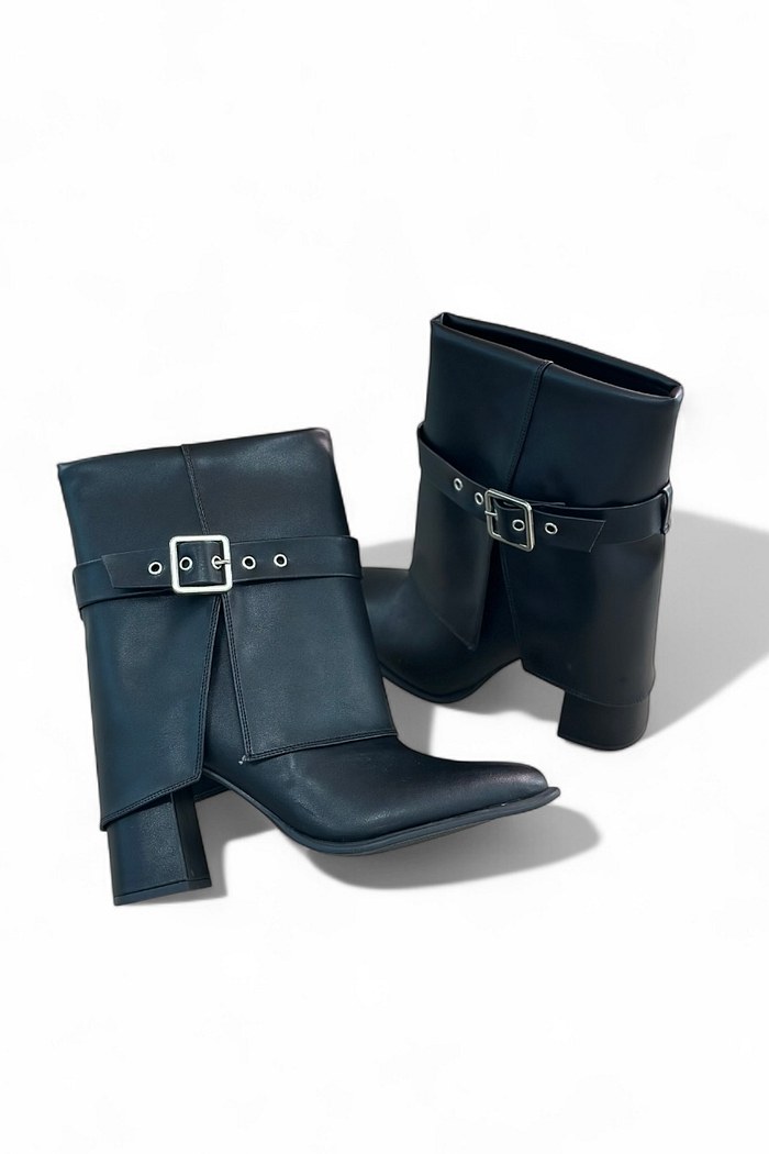 LAÍS - BOTA CAPA E FIVELA CANO BAIXO PRETA