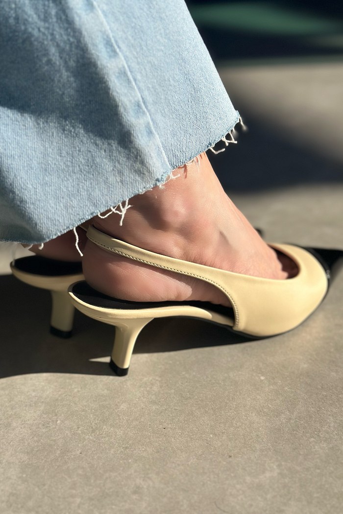 LEILA - SCARPIN SLINGBACK BAUNILHA COM BIQUEIRA PRETA