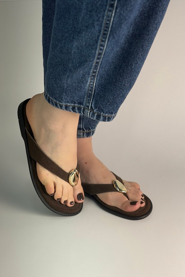 SOL - CHINELO DE DEDO EM COURO CAMURÇA CAFÉ