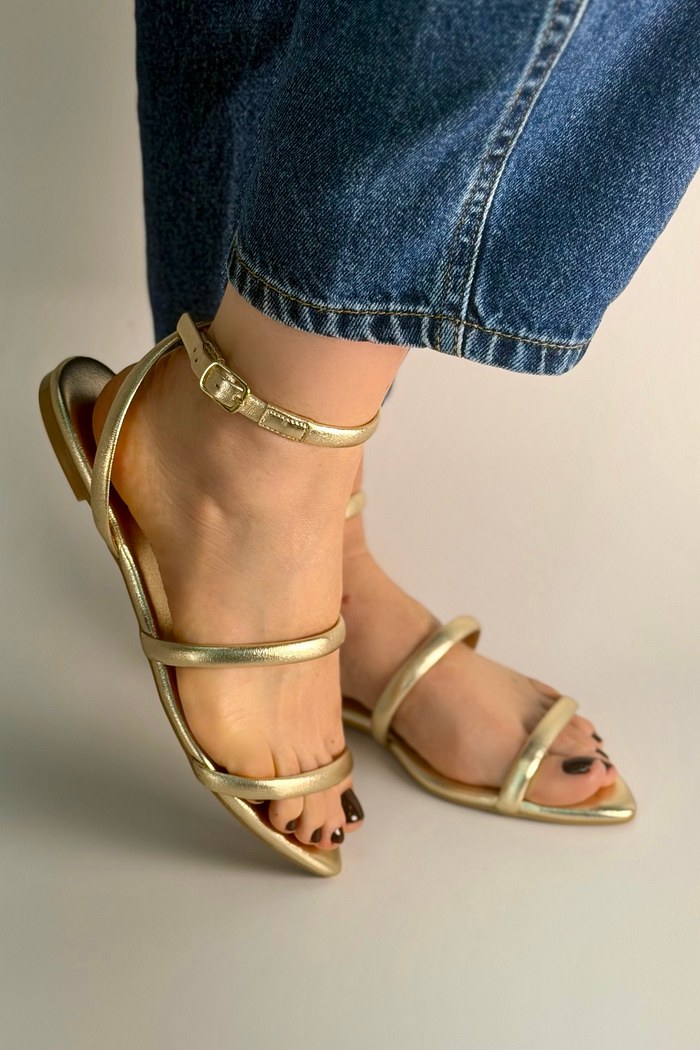 NESSA - SANDÁLIA DE TIRAS COM BICO FOLHA DOURADA