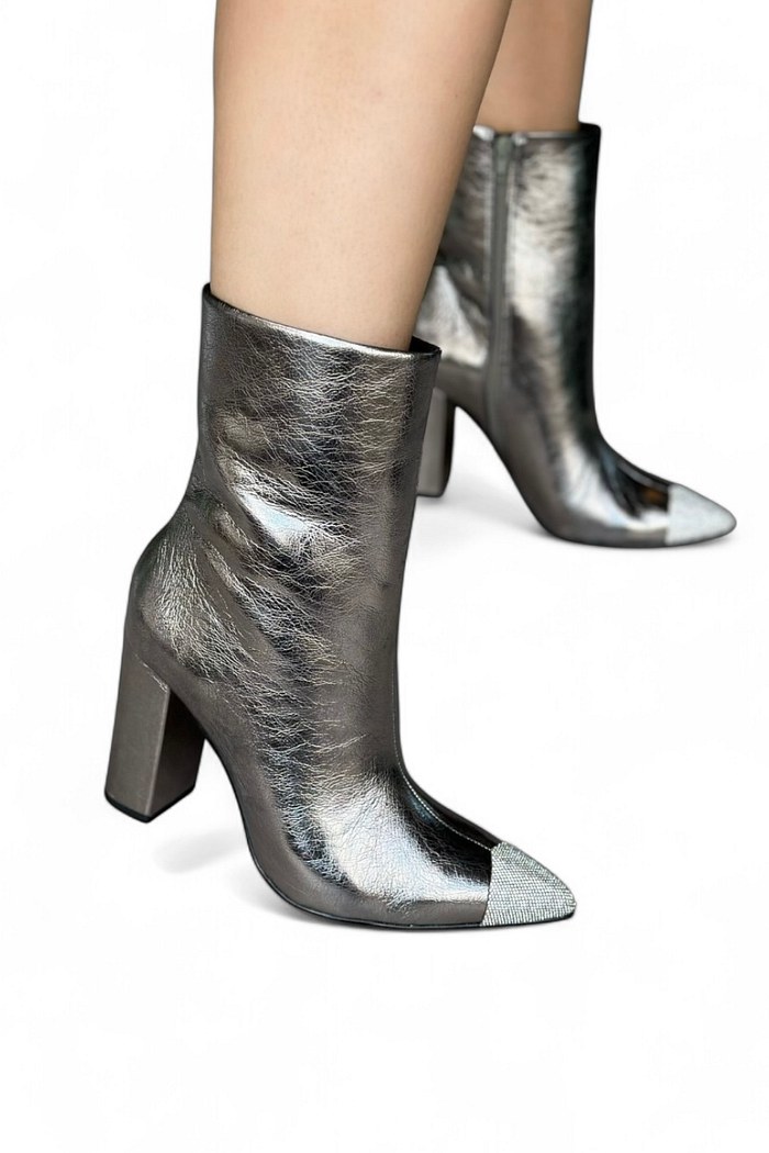 CAROL - BOTA COURO CANO MÉDIO BIQUEIRA STRASS PRATA