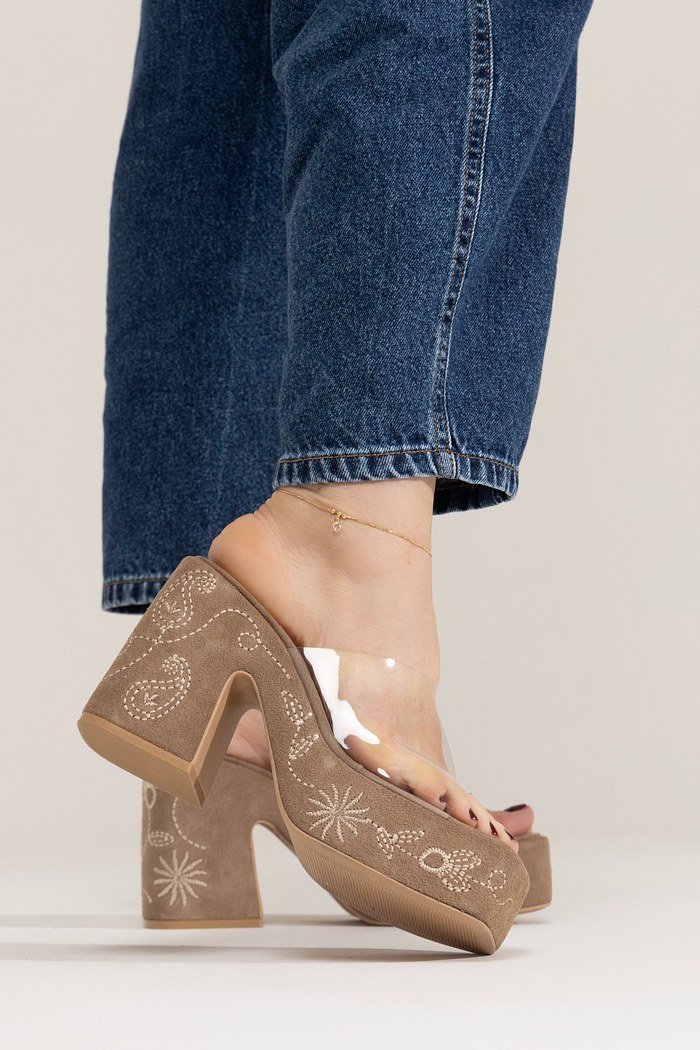 NORONHA – TAMANCO VINIL SALTO PLATAFORMA EM COURO NOBUCK BORDADO FENDI