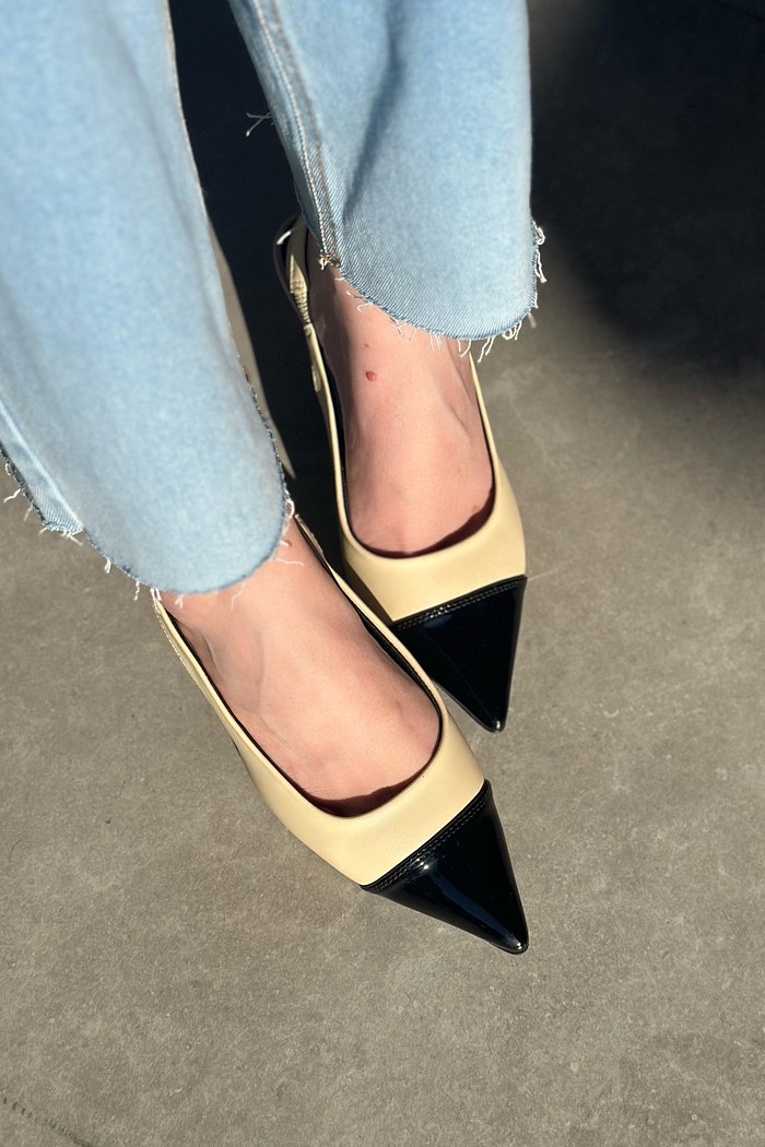 LEILA - SCARPIN SLINGBACK BAUNILHA COM BIQUEIRA PRETA