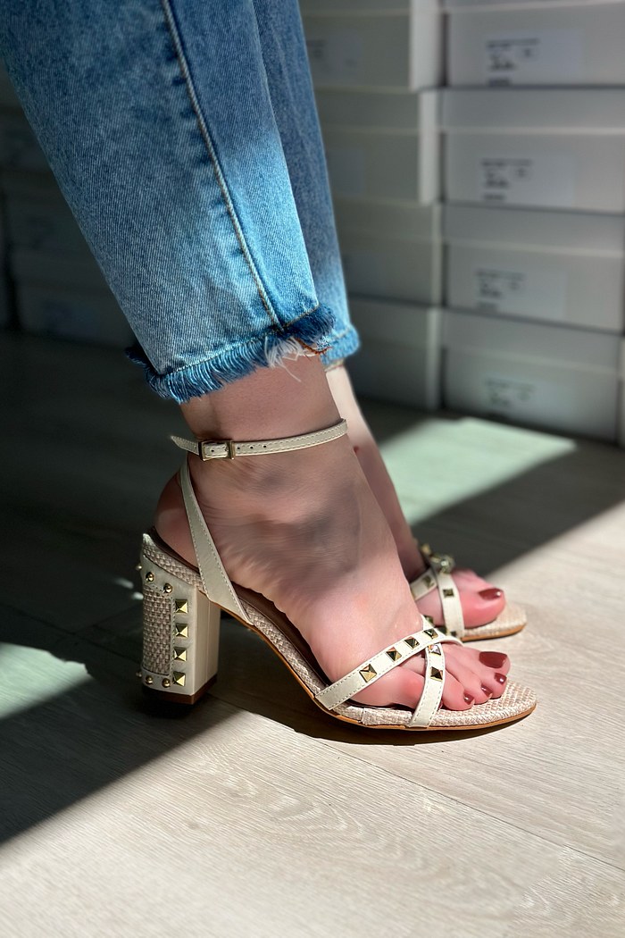 LARA - SANDÁLIA SPIKES OFF WHITE