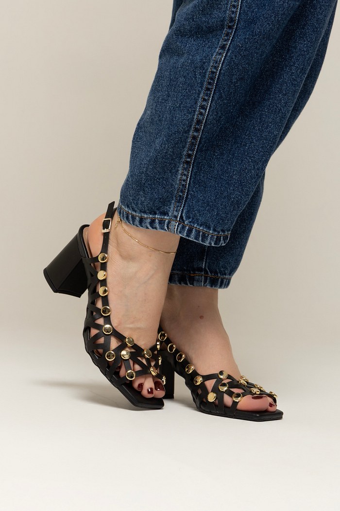 SORAIA - SANDÁLIA COURO COM TACHAS DOURADA PRETA