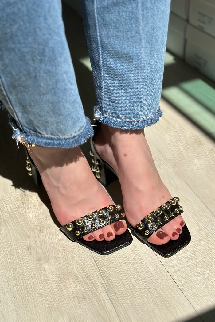 LUCY - SANDÁLIA ESFERAS PRETA