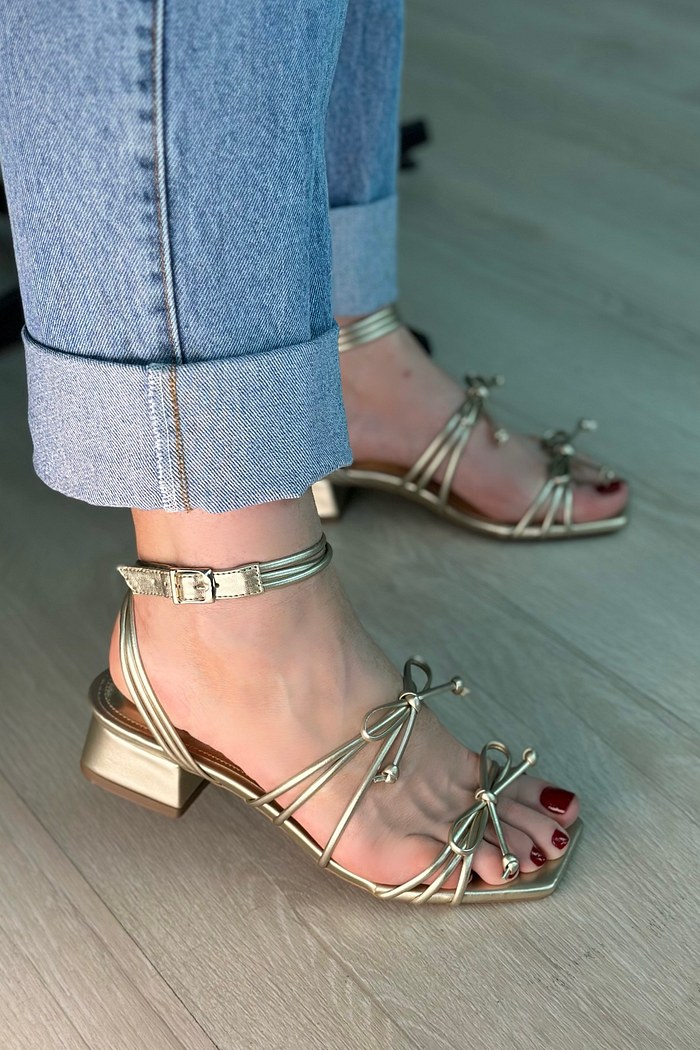 NADINE - SANDÁLIA LAÇOS SALTO BLOCO DOURADA