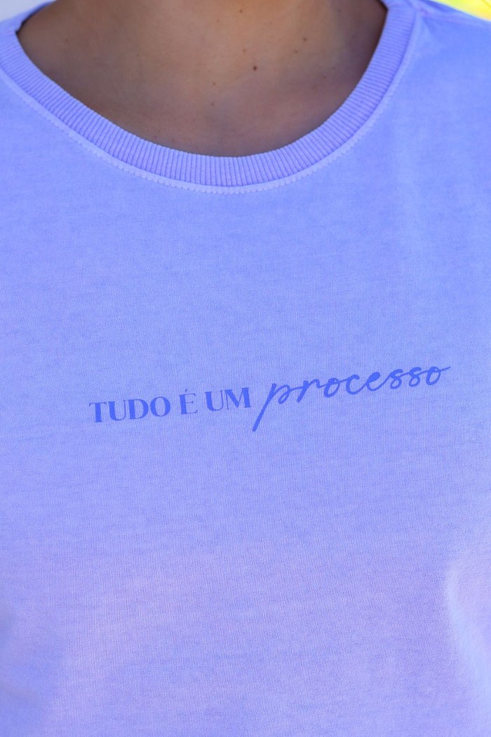 T-SHIRT ESTONADA TUDO É UM PROCESSO - LILÁS