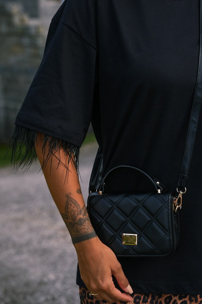 T-SHIRT OVERSIZED PLUMAS - PRETO