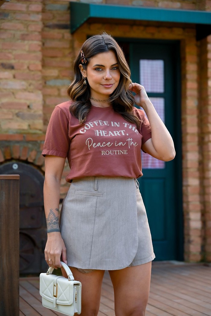 T-SHIRT ESTONADA PEACE IN THE ROUTINE - MARROM