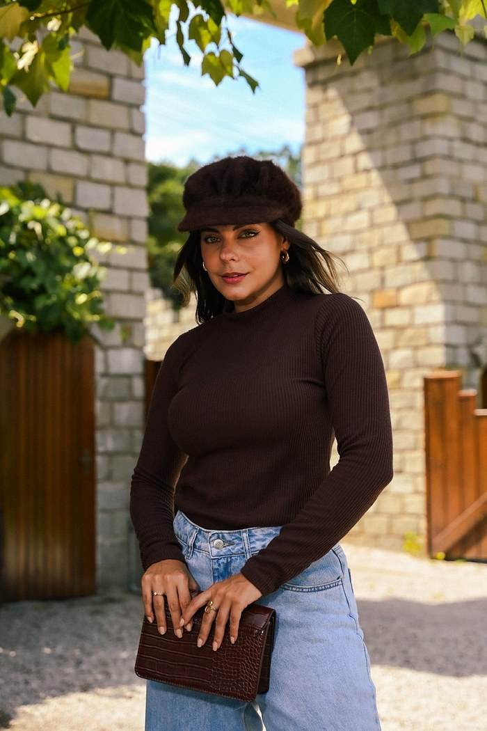 BLUSA BÁSICA GOLA ALTA - MARROM