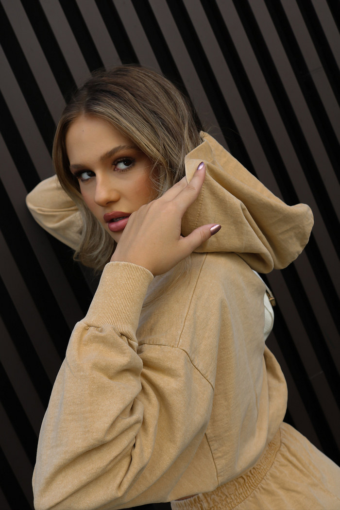 CROPPED ESTONADO MANGA LONGA COM CAPUZ OVER - AREIA