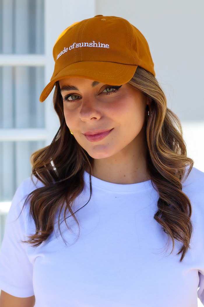 BONÉ MADE OF SUNSHINE - CARAMELO