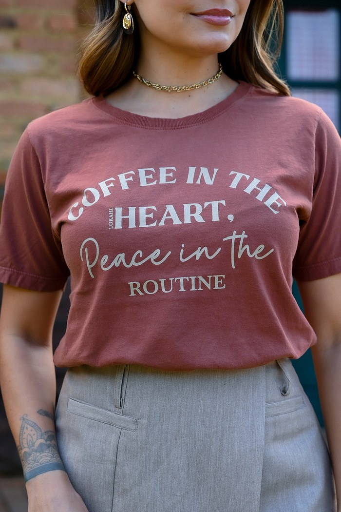 T-SHIRT ESTONADA PEACE IN THE ROUTINE - MARROM