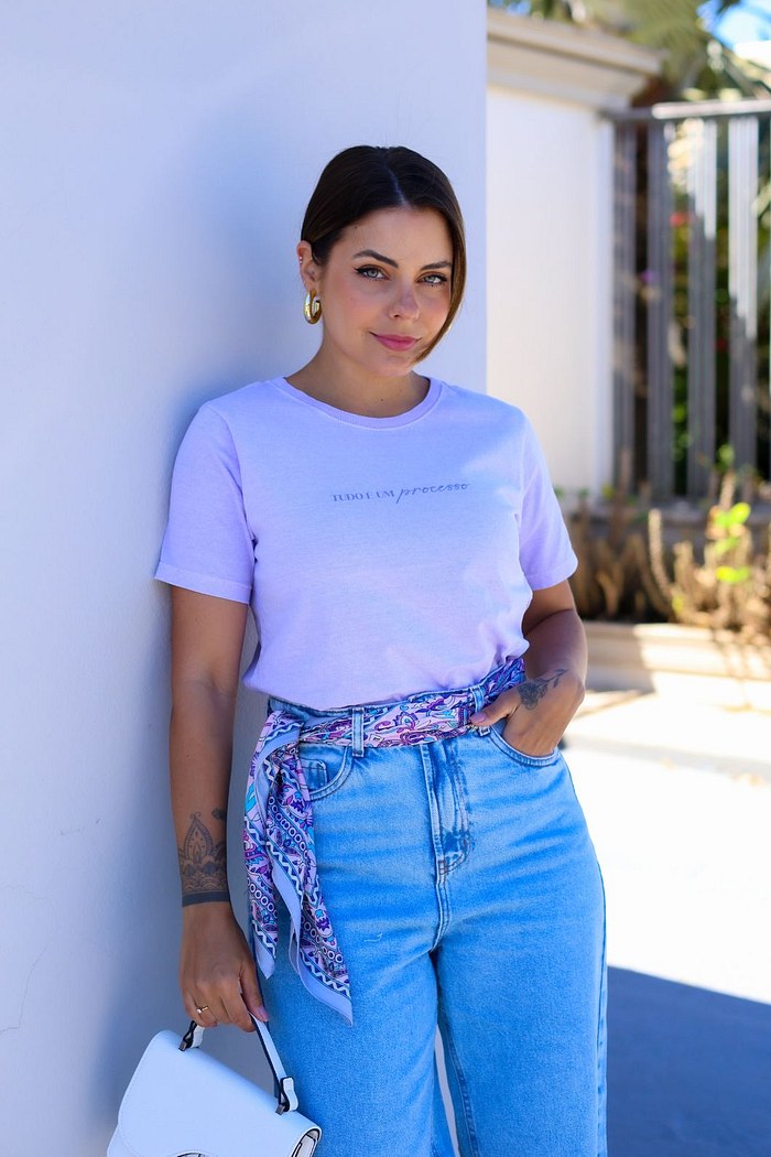 T-SHIRT ESTONADA TUDO É UM PROCESSO - LILÁS