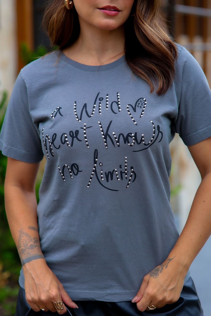 T-SHIRT ESTONADA A WILD HEART - CINZA ESCURO