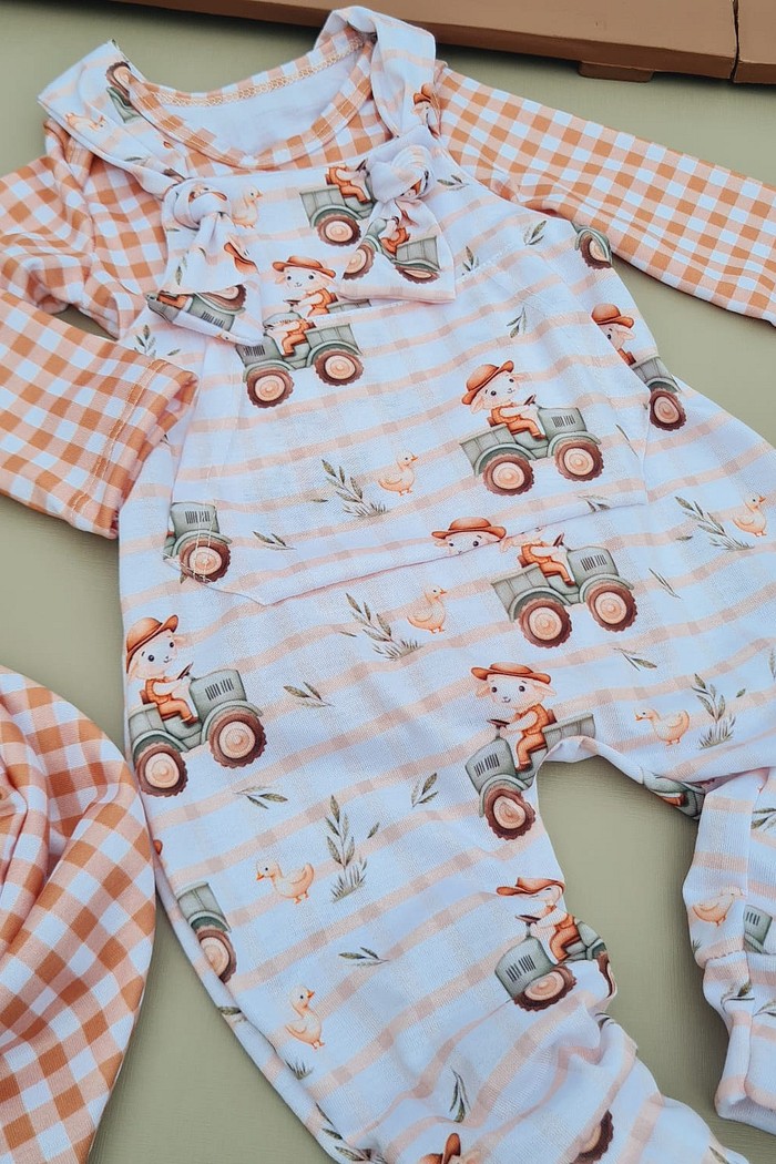 Body/ Camiseta e Bandana  Xadrez Marrom + Jardineira Estampada