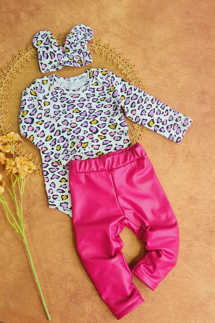 Body ML Estampado +Calça Couro Pink Lisa + Laço de Cabelo Estampado