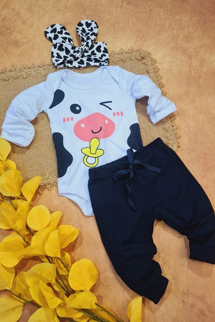 Calça Preta + Laço Off  Coração Preto + Body Estampado