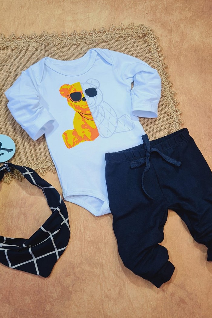 Calça Preta + Bandana Preto Grid + Body Branco Estampado