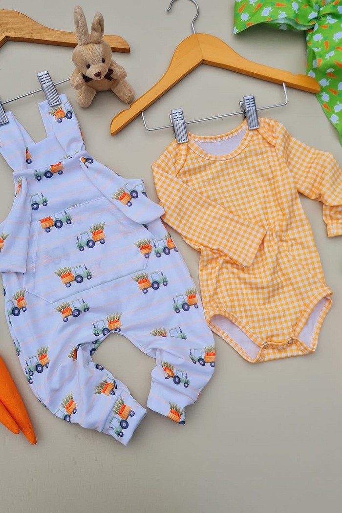 Body Xadrez Laranja + Jardineira Estampada