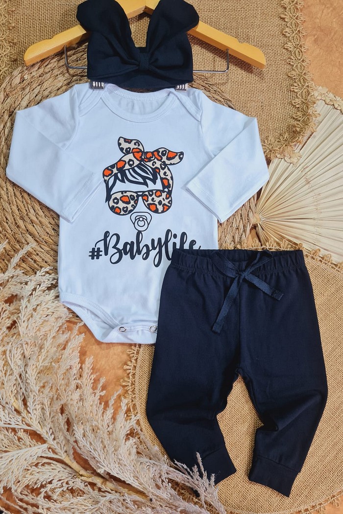 Body ML Estampado + Calça Preta + Laço Preto
