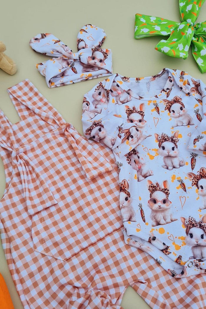 Jardineira Xadrez Marrom + Body e Laço estampado