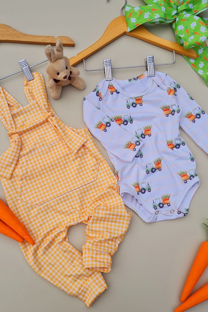 Jardineira Xadrez Laranja + Body Estampado