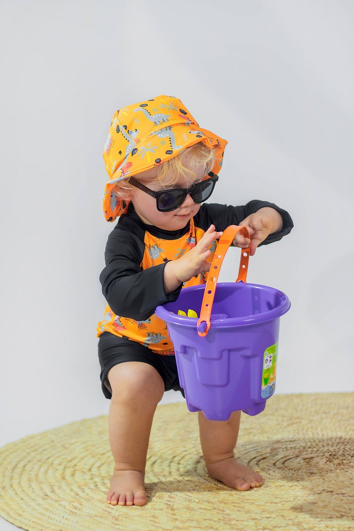 Blusa + Sunga Preta + Chapéu