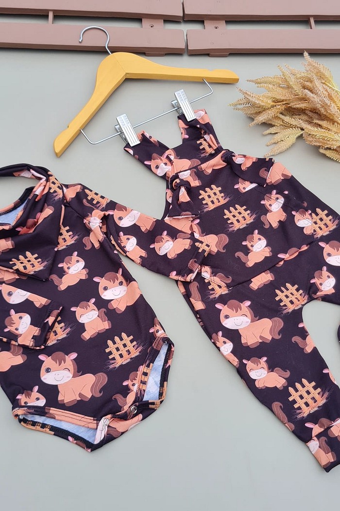 Jardineira + Body/ Camiseta + Bandana