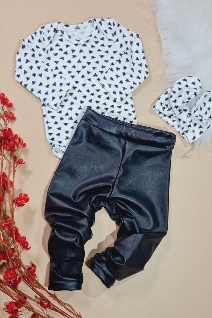 Body ML Estampado +Calça Couro Preta Lisa + Laço de Cabelo Estampado